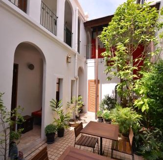 San Chao Pho Suea Bed & Breakfast | Neighbor Phuthon