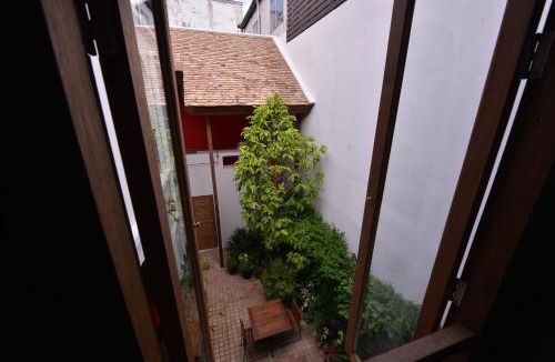 San Chao Pho Suea Bed & Breakfast | Neighbor Phuthon