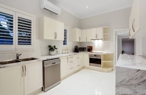 Toowoomba House | Nell’s Place - Stunning home, walk to CBD