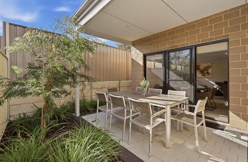 Bentley House | NEW BUILD! Spacious Modern 5-Bed Bentley Townhouse