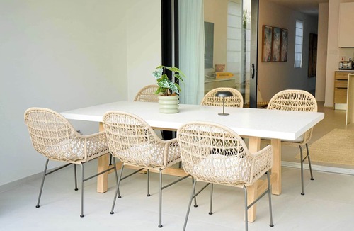 Gibbes House | New CHIC 2BR Villa, Walk to Beach! Pool & Terrace