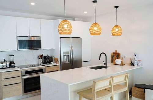 Gibbes House | New CHIC 2BR Villa, Walk to Beach! Pool & Terrace