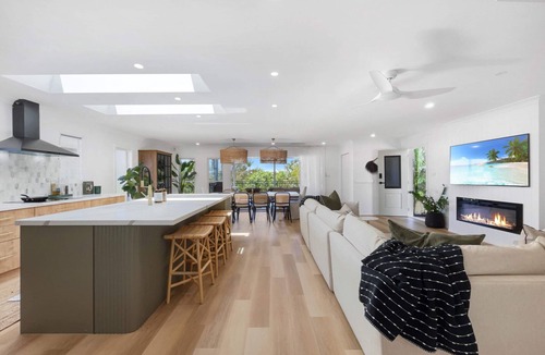 Golden Beach House | NEW Luxurious 4 Bed Mediterranean Oasis with Pool