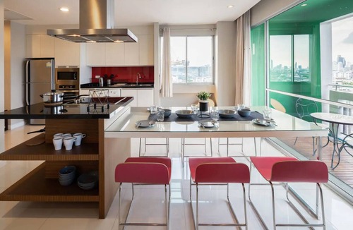 Khlong Toei Apartment | NEW/POOL/Hi-SWifi/DailyClean/SKYVIEW@MRT Sirikit/ETA