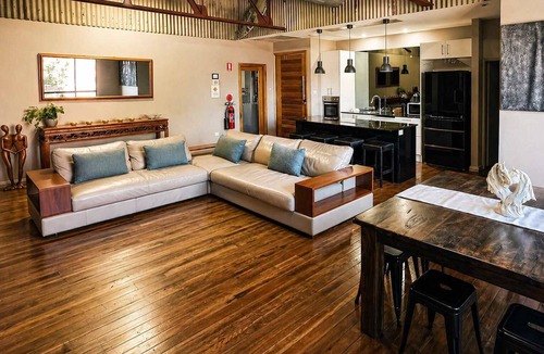 Newcastle West Apartment | Newcastle Modern CBD Apartment | Central and Stylish