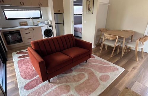 Ivanhoe Apartment | Newly Built Leafy Studio near Hospitals