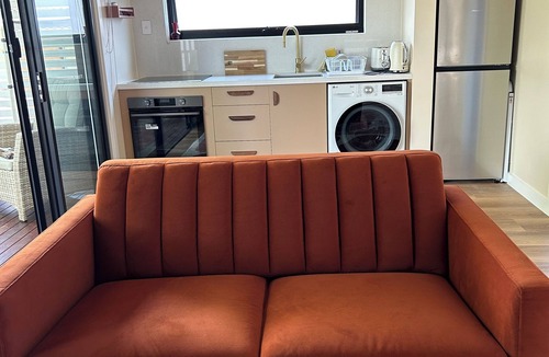 Ivanhoe Apartment | Newly Built Leafy Studio near Hospitals