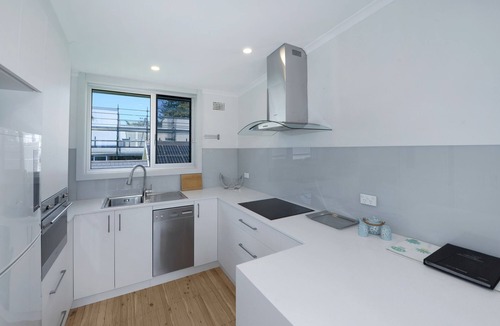 Avoca Beach Apartment | Nirvana Court-Absolute Beachfront