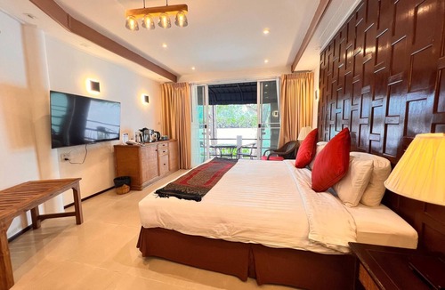 Bang Khla House | No8 Double Suite, Rainbow Arokaya Welness Resort