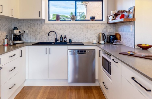 Orange East House | Oaken House Home away from home, pet friendlynDiscounted Weekly & Monthly Stayz
