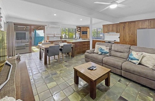 Barrack Point House | Oasis Coastal Stay - 1min walk to beach!