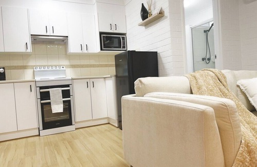 Batehaven Apartment | Oceanfront | 2BR Sleeps 4 | Free Parking + Netflix