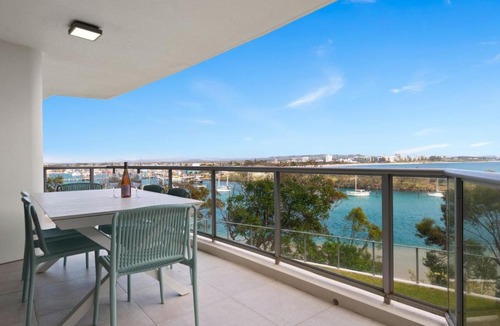 Buddina Apartment | Oceanfront apartment on top of point Cartwright