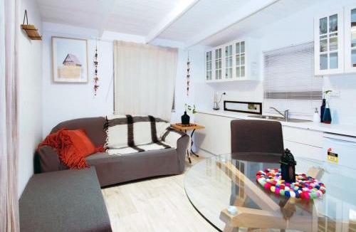 Samford Valley Apartment | One Bed Cabin Samford Village