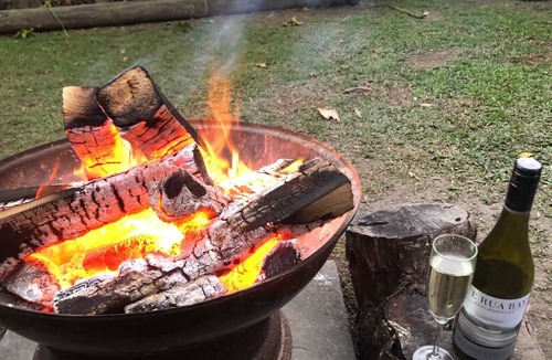 Rosemount Cabin | Open plan Studio, Fenced Yard for Dog, Gas BBQ, Firepit for marshmallow nights!