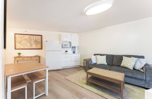 Downtown Honolulu Condo | 🌺 Pacific Skyline Hideout | Ocean & Harbor Views + Free Parking