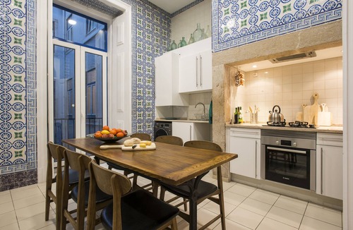 Santos Apartment | Palatial Waterfront Property Suitable For Groups