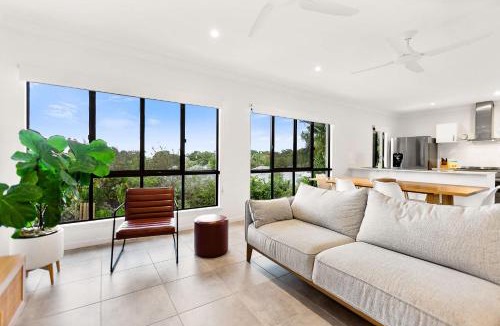 Palm Cove House | Palm Cove Retreat I heated pool I Family home