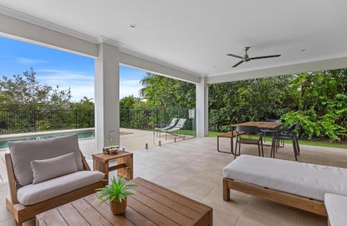 Palm Cove House | Palm Cove Retreat I heated pool I Family home