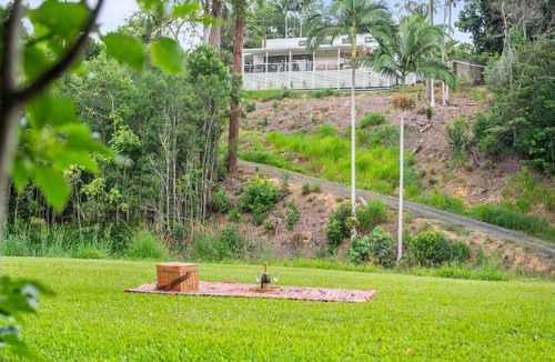 Eumundi House | Palms Cottage - Pet-Friendly Eumundi Retreat