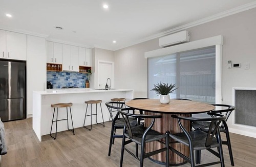 Orange House | Paradise on Prince. Pet Friendly. Walk to CBD.
