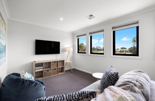 Aldinga Beach House | Paradise Palms - Modern Coastal Escape with Backyard