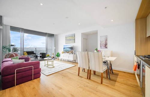Parramatta House | Parramatta 2br Apt Near Train Shopping Center