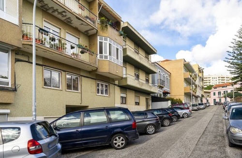 Alges Apartment | Peaceful Algés Family Home away from City Noise