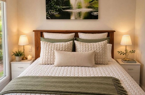 Brisbane Waterfront Bed & Breakfast | Peaceful Macleay Island retreat: nestled in nature, private self-contained unit.
