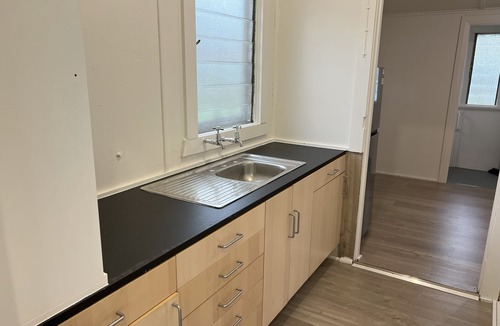 Grafton House | Pet Friendly 2 Bedroom Cottage with Yard