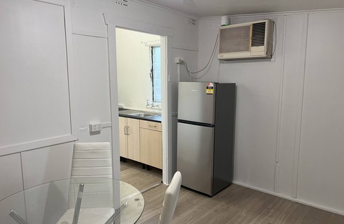 Grafton House | Pet Friendly 2 Bedroom Cottage with Yard