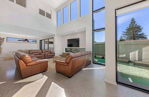 Buddina House | Pet friendly Luxury stay walk to beach & Heated Pool
