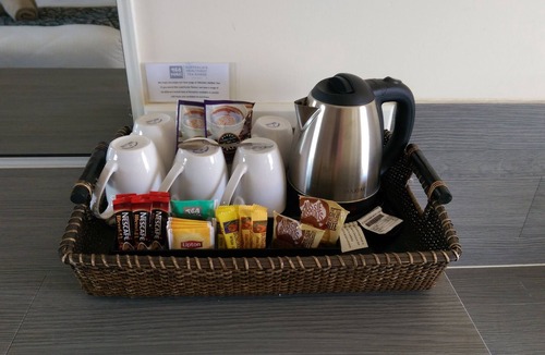Woolgoolga Hotel | PET Friendly Standard Queen Bed room with Mineral Pool