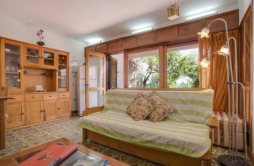 Ameijeira Apartment | Pet-Friendly Studio with Private Garden & Wi-Fi