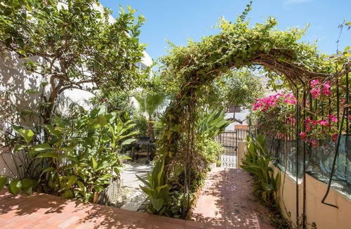Ameijeira Apartment | Pet-Friendly Studio with Private Garden & Wi-Fi
