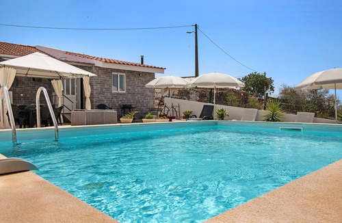 Martim Longo Villa | Pet-Friendly Villa 'Casa dos Jotas' with Pool & Wi-Fi