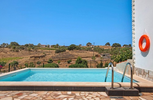 Martim Longo Villa | Pet-Friendly Villa 'Casa dos Jotas' with Pool & Wi-Fi