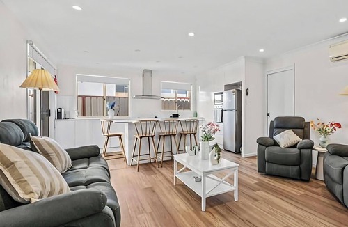 Noraville House | Pete's Retreat - Coastal Comfort Just Steps from t