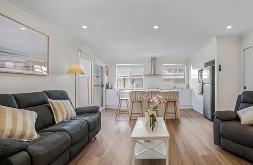 Noraville House | Pete's Retreat - Coastal Comfort Just Steps from t