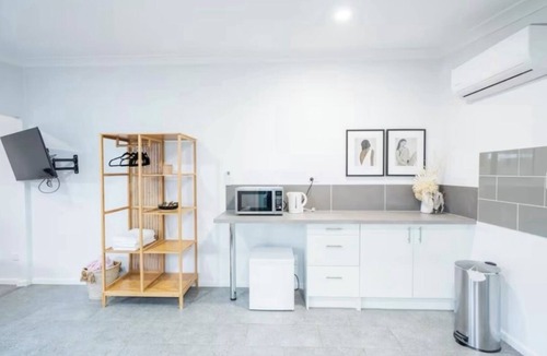 Ettalong Beach Cabin | Pink Muse, 3 Mins to Ettalong Beach