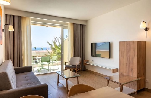 Luz Apartment | Pleasant Stay! Kitchenette, Pool, Pets Allowed, Near Boavista Golf Course!