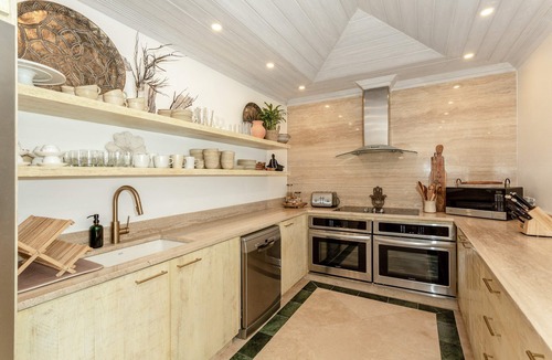 Old Trees Bay Apartment | Please Inquire Before Booking – Luxury Villa