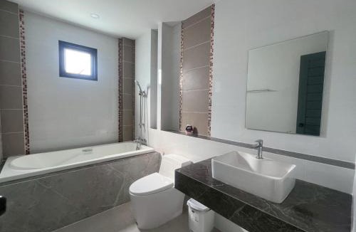 Samut Sakhon Bed & Breakfast | Pool villa Cream Darin