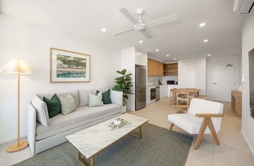Birtinya Apartment | Poolside 2-Bed Apartment at Lake Kawana