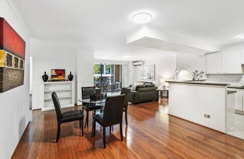 Pyrmont Apartment | Poolside 2-Bed Haven, Walk to City Centre