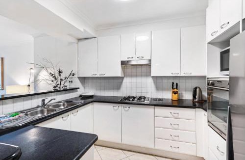 Pyrmont Apartment | Poolside 2-Bed Haven, Walk to City Centre