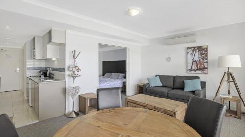 Ettalong Beach House | Poolside Paradise Ettalong Beach Resort