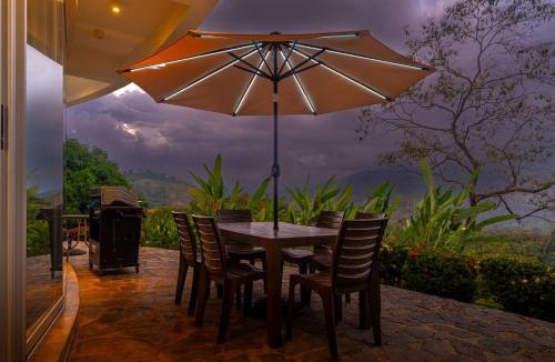 Canton Parrita House | Privacy-Panoramic views-Large Pool-Mountain top