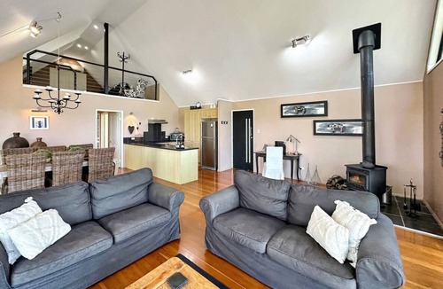 Brisbane Waterfront Cottage | Private Luxury Island Retreat with Panoramic Bay Views