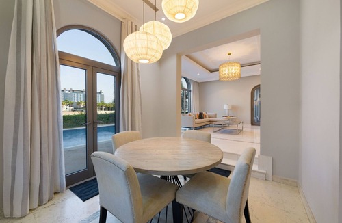 Palm Jumeirah Villa | Private Pool & Beach Access Villa w/Cinematic Vws